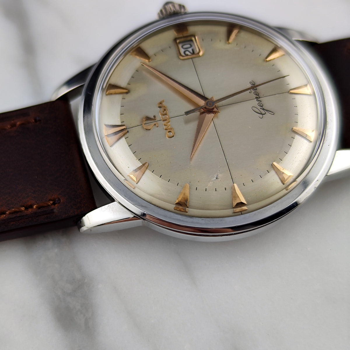Omega Genéve Crosshair Dial 1961 – Zifferblatt in Schrägansicht mit Datum