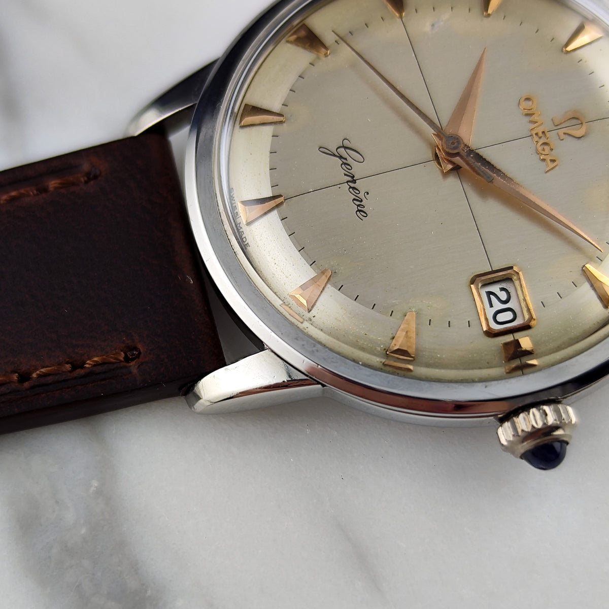 Omega Genéve Crosshair Dial 1961 – Zifferblatt mit Datumsfenster in Nahaufnahme