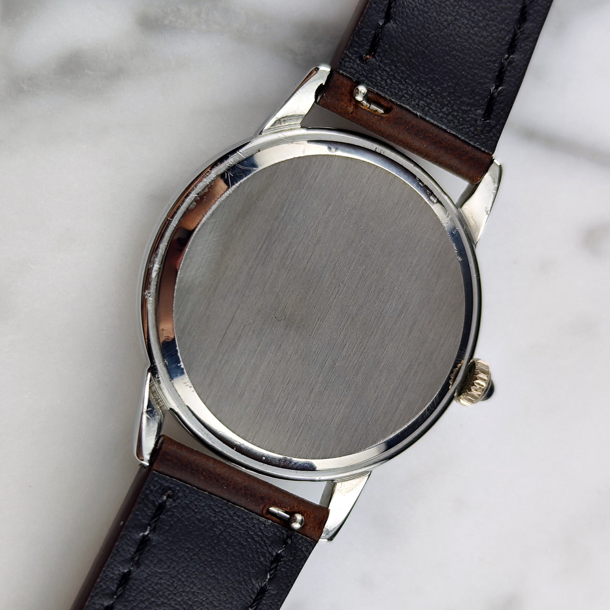 Omega Genéve Crosshair Dial 1961 – Gehäuseboden mit Krone seitlich
