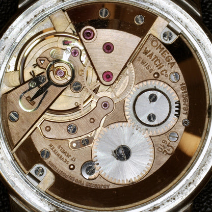 Omega Genéve Crosshair Dial 1961 – Uhrwerk von hinten, Nahaufnahme