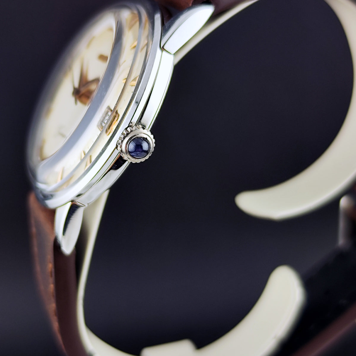 Omega Genéve Crosshair Dial 1961 – Seitenansicht mit Krone