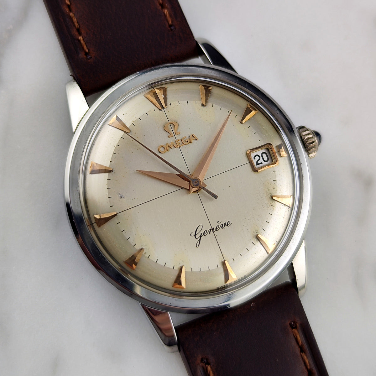 Omega Genéve Crosshair Dial 1961 – Vorderansicht am Lederarmband
