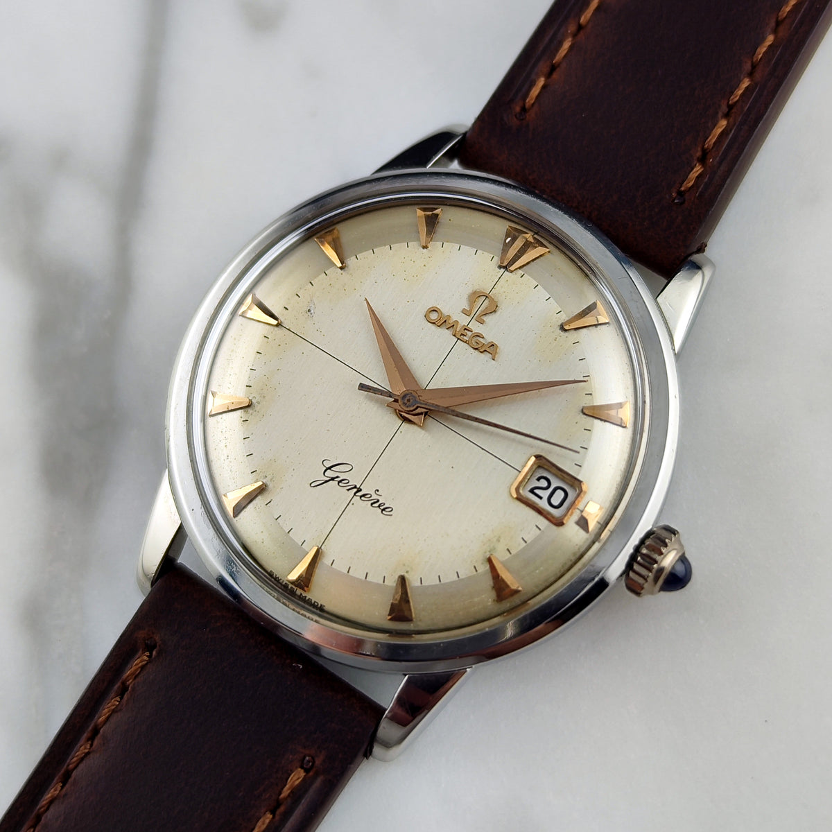 Omega Genéve Crosshair Dial 1961 – Schrägansicht mit Lederband