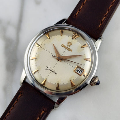 Omega Genéve Crosshair Dial 1961 – Schrägansicht mit Lederband