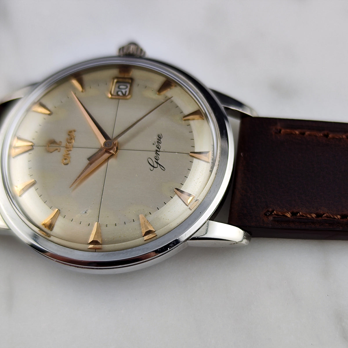 Omega Genéve Crosshair Dial 1961 – Zifferblatt schräg aus der Nähe mit Datum