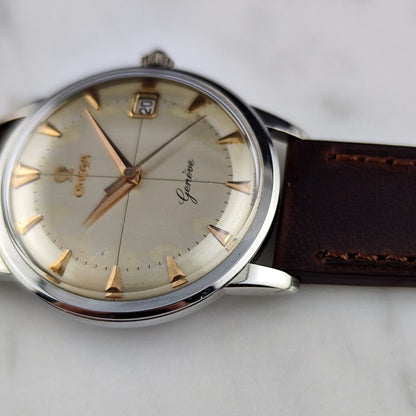 Omega Genéve Crosshair Dial 1961 – Zifferblatt schräg aus der Nähe mit Datum