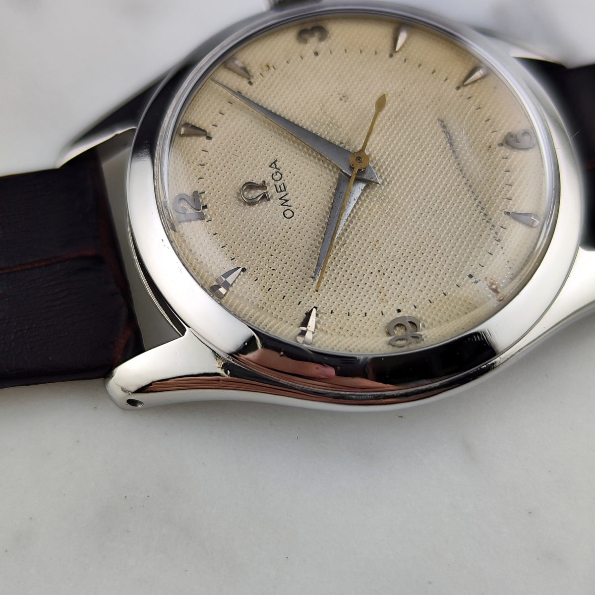 Omega Jumbo Waffle Dial Rare 1950 – Zifferblatt in Nahaufnahme seitlich
