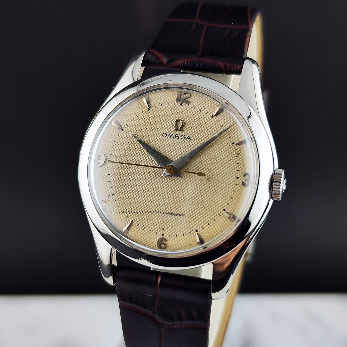 Omega Jumbo Waffle Dial Rare 1950 – Vorderansicht mit Zifferblatt und Lederband