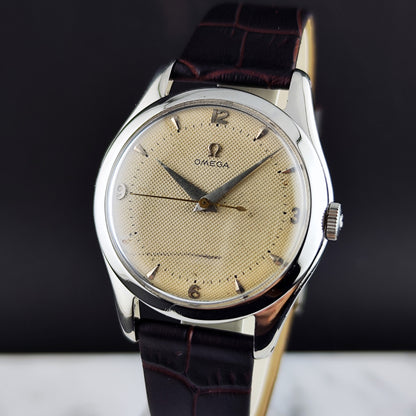 Omega Jumbo Waffle Dial Rare 1950 – Vorderansicht mit Zifferblatt und Lederband