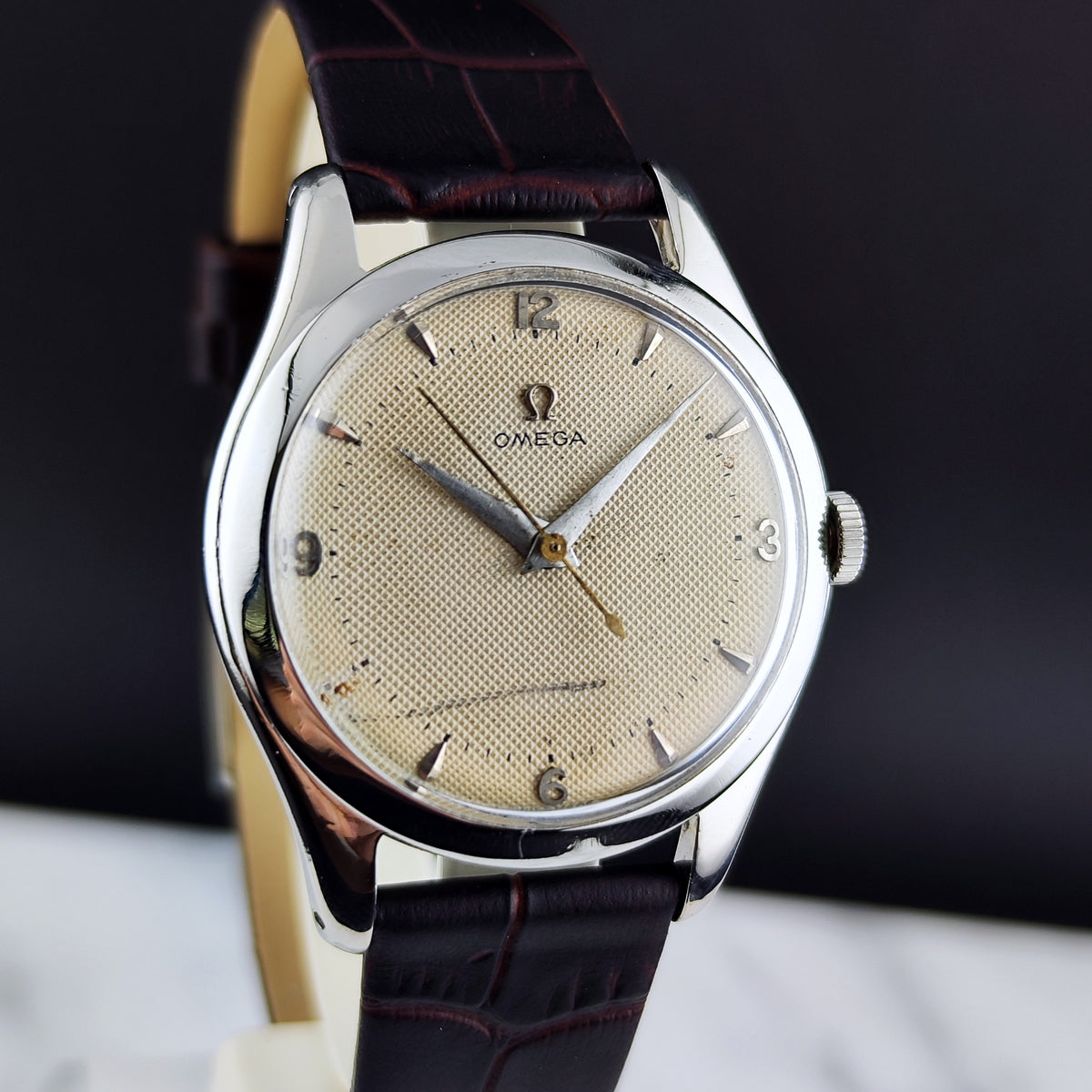 Omega Jumbo Waffle Dial Rare 1950 – Vorderansicht mit Zifferblatt und Lederband