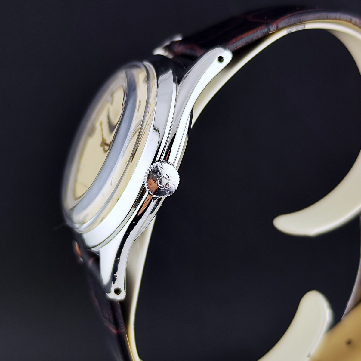 Omega Jumbo Waffle Dial Rare 1950 – Seitenansicht mit Krone