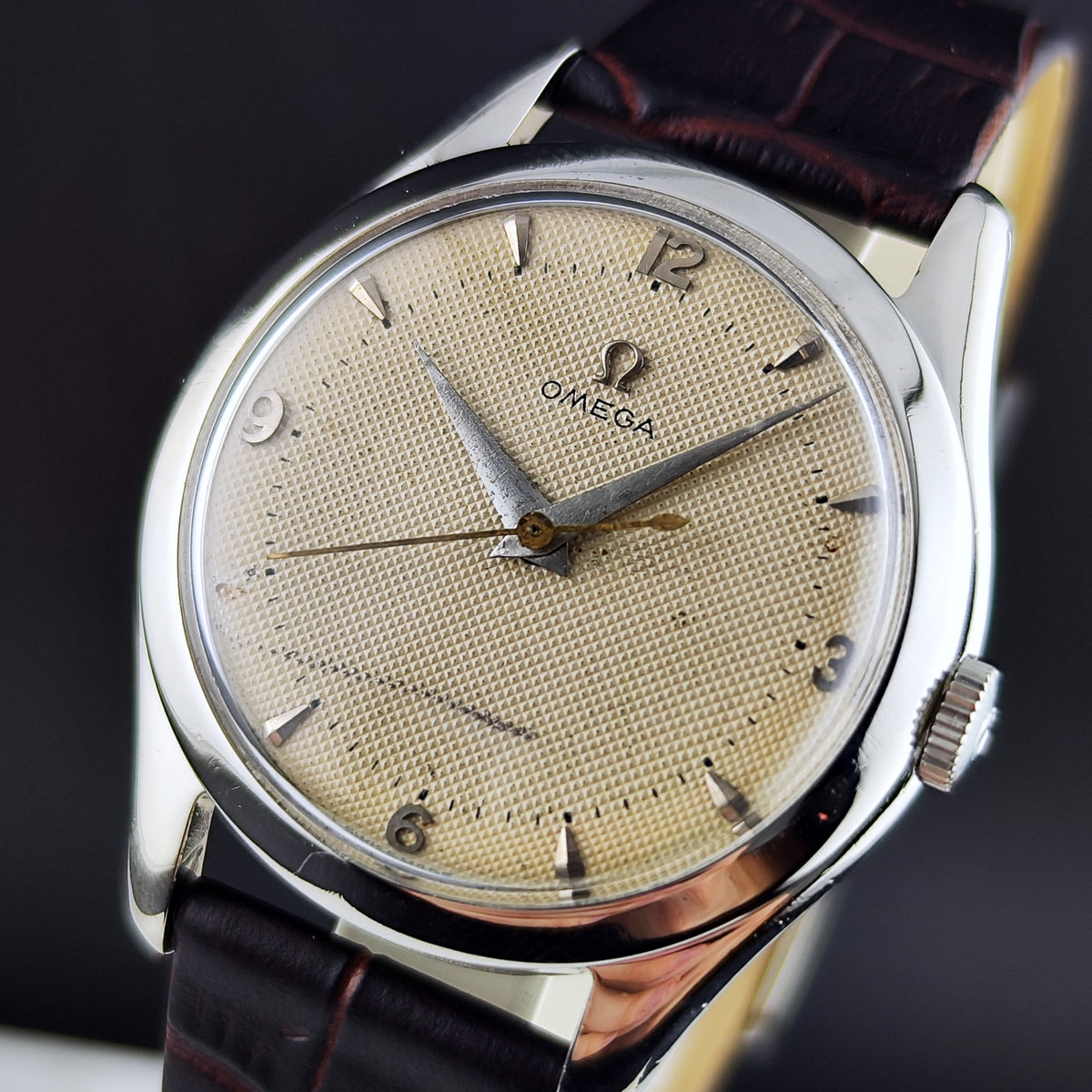 Omega Jumbo Waffle Dial Rare 1950 – Vorderansicht Zifferblatt mit Krone