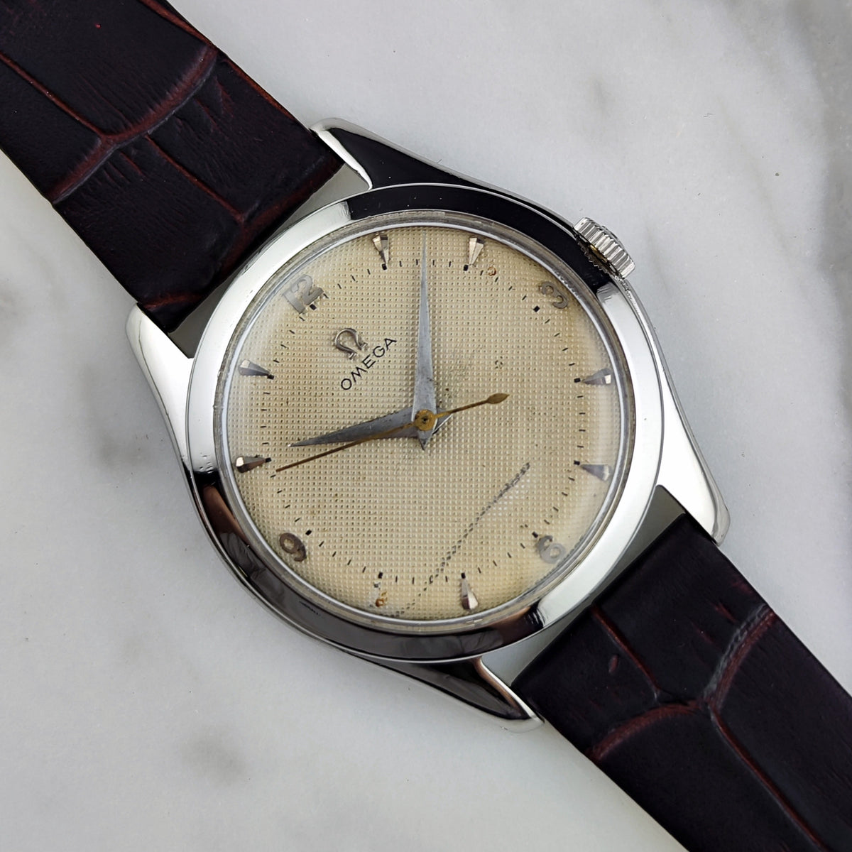 Omega Jumbo Waffle Dial Rare 1950 – Vorderansicht mit Zifferblatt und Krone