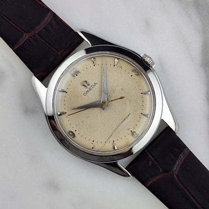 Omega Jumbo Waffle Dial Rare 1950 – Vorderansicht mit Zifferblatt und Krone