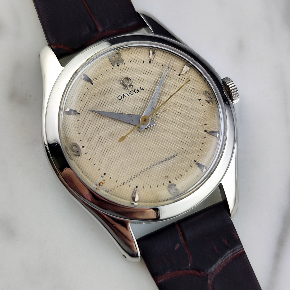 Omega Jumbo Waffle Dial Rare 1950 – Schrägansicht mit Zifferblatt und Krone