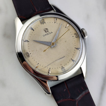 Omega Jumbo Waffle Dial Rare 1950 – Schrägansicht mit Zifferblatt und Krone