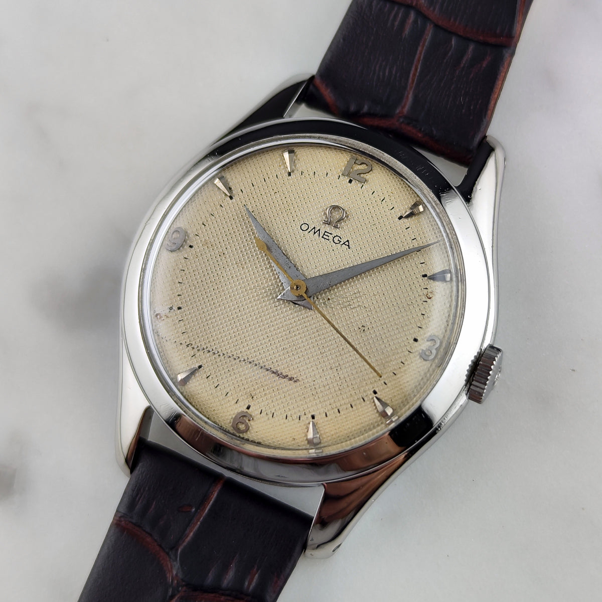 Omega Jumbo Waffle Dial Rare 1950 – Schrägansicht mit Zifferblatt und Krone