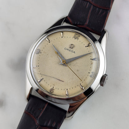 Omega Jumbo Waffle Dial Rare 1950 – Schrägansicht mit Zifferblatt und Krone