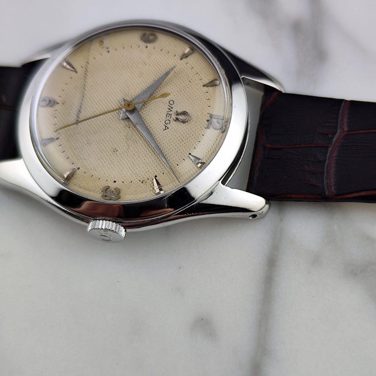 Omega Jumbo Waffle Dial Rare 1950 – Seitenansicht mit Krone und Band