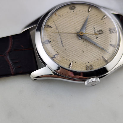 Omega Jumbo Waffle Dial Rare 1950 – Seitenansicht mit Krone und Zifferblatt