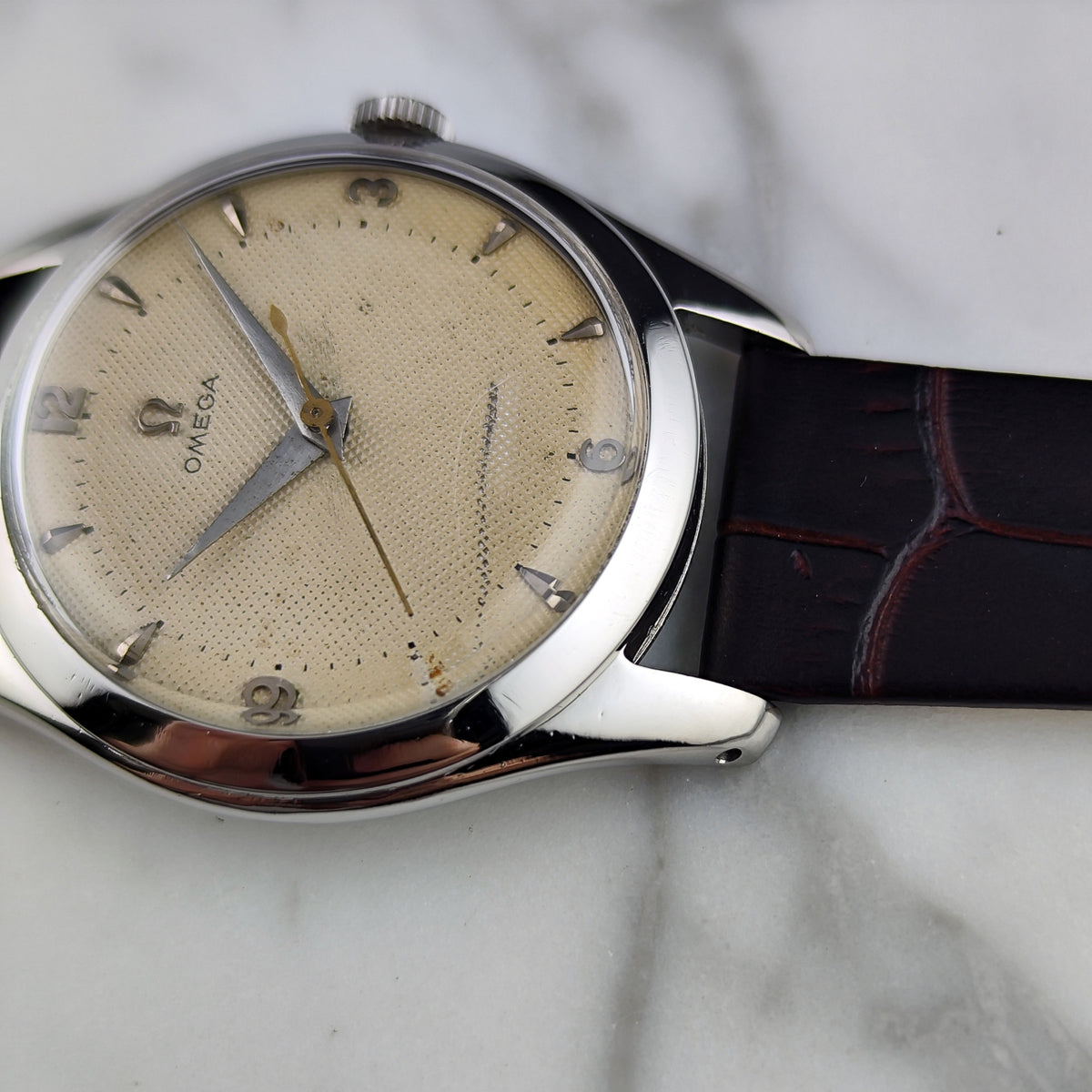 Omega Jumbo Waffle Dial Rare 1950 – Zifferblatt und Gehäuse schräg von vorn