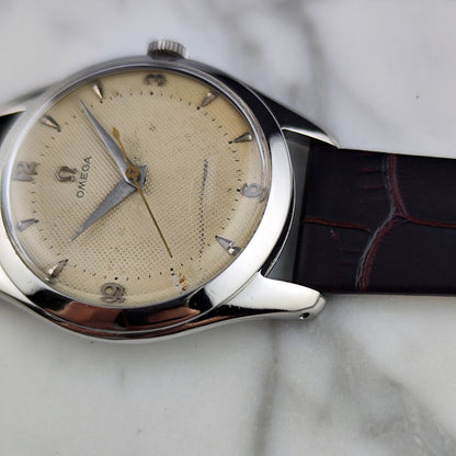 Omega Jumbo Waffle Dial Rare 1950 – Zifferblatt und Gehäuse schräg von vorn