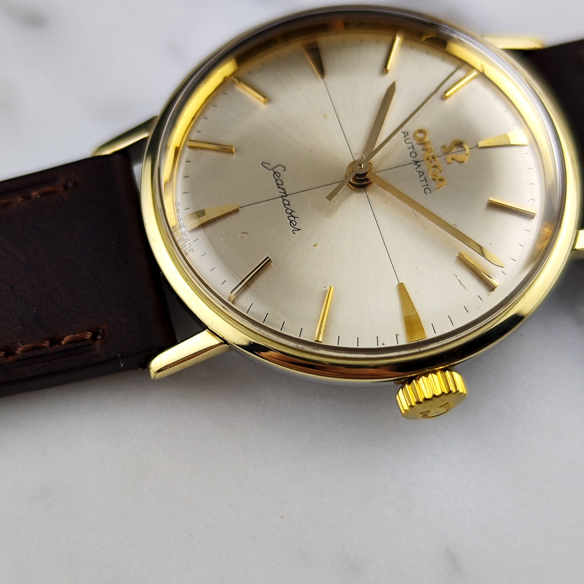 Omega Seamaster Automatic Gold White Dial 1961 Serviced 10/2026 – Zifferblatt in Nahaufnahme mit Krone