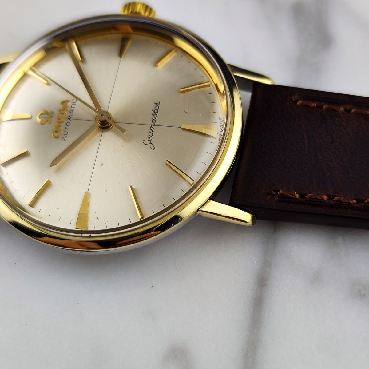 Omega Seamaster Automatic Gold White Dial 1961 Serviced 10/2026 – Zifferblatt in Nahaufnahme mit Seitenansicht
