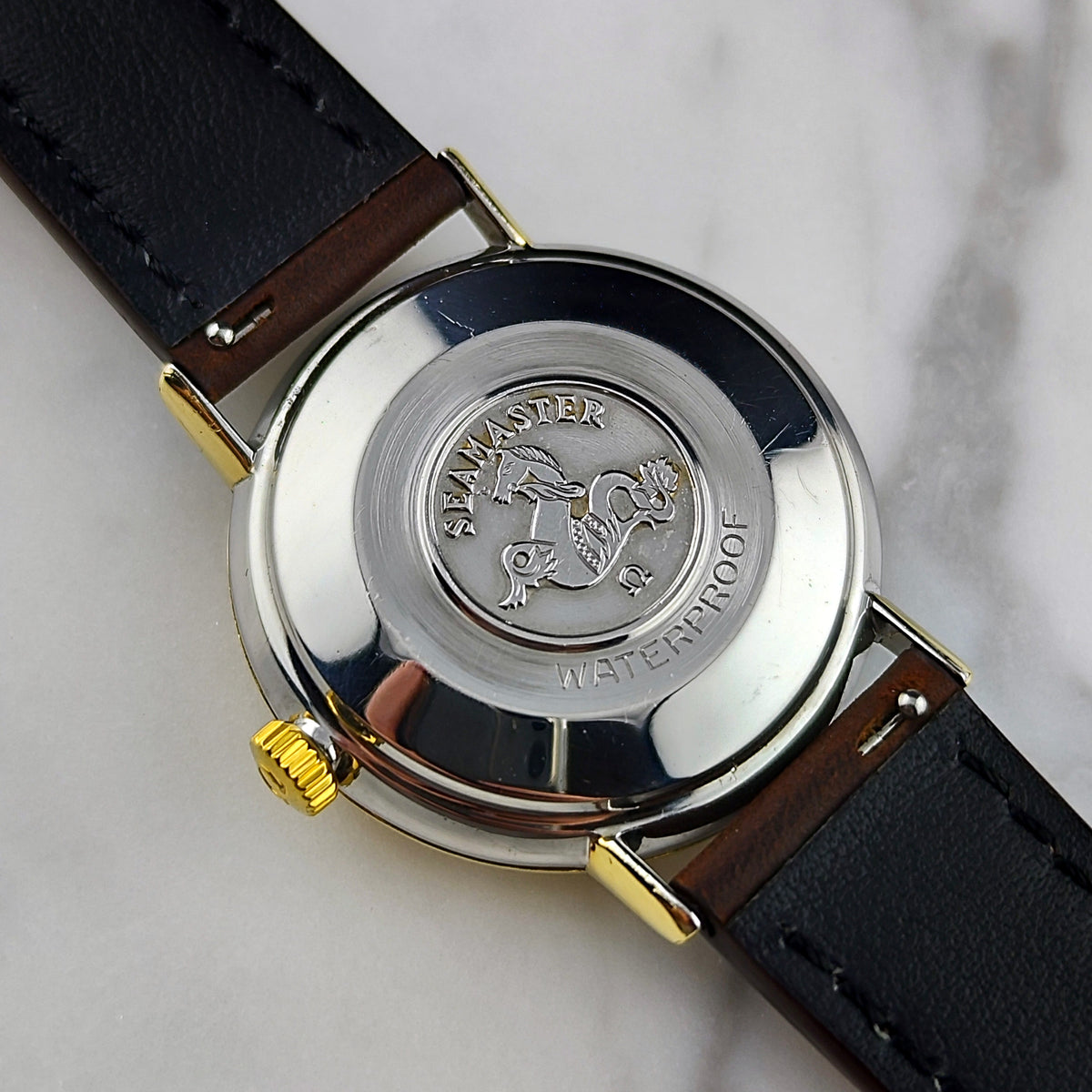 Omega Seamaster Automatic Gold White Dial 1961 Serviced 10/2026 – Gehäuseboden mit Seahorse-Gravur