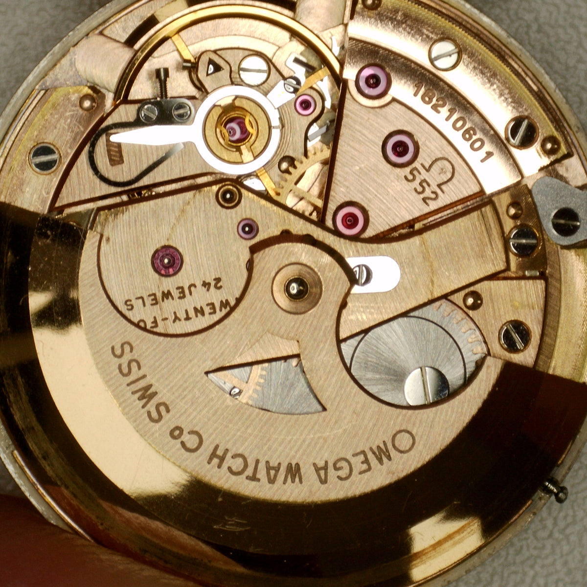 Omega Seamaster Automatic Gold White Dial 1961 Serviced 10/2026 – Uhrwerk von oben, Rotor entfernt