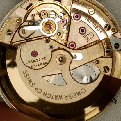 Omega Seamaster Automatic Gold White Dial 1961 Serviced 10/2026 – Uhrwerk von oben, Rotor entfernt