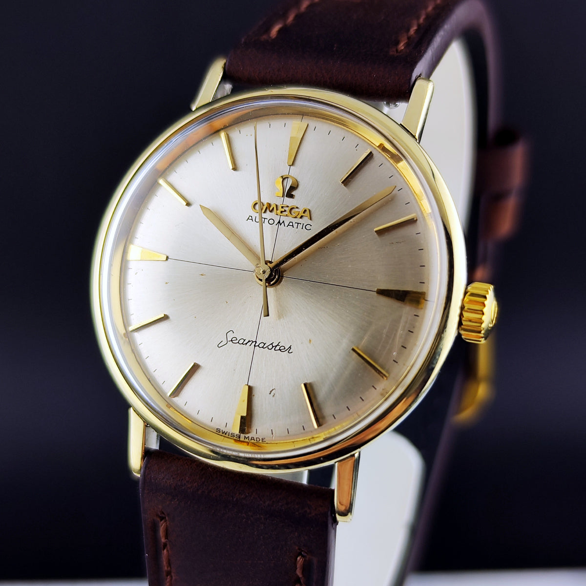 Omega Seamaster Automatic Gold White Dial 1961 Serviced 10/2026 – Vorderansicht schräg mit Krone