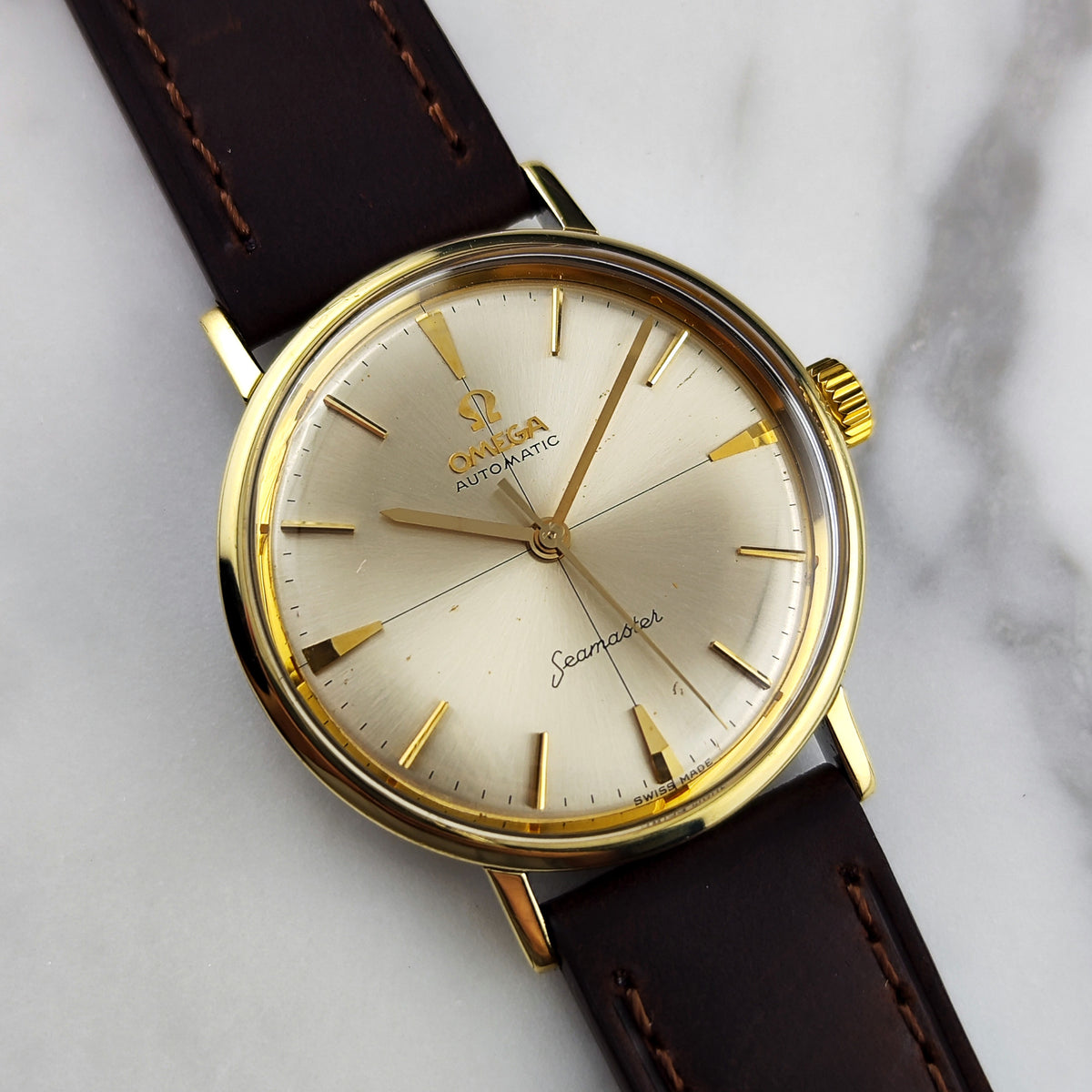 Omega Seamaster Automatic Gold White Dial 1961 Serviced 10/2026 – Vorderansicht mit Zifferblatt und Lederband