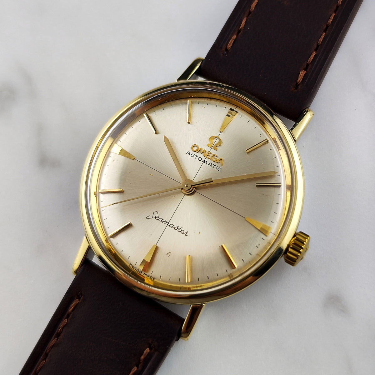 Omega Seamaster Automatic Gold White Dial 1961 Serviced 10/2026 – Vorderansicht mit Zifferblatt und Krone