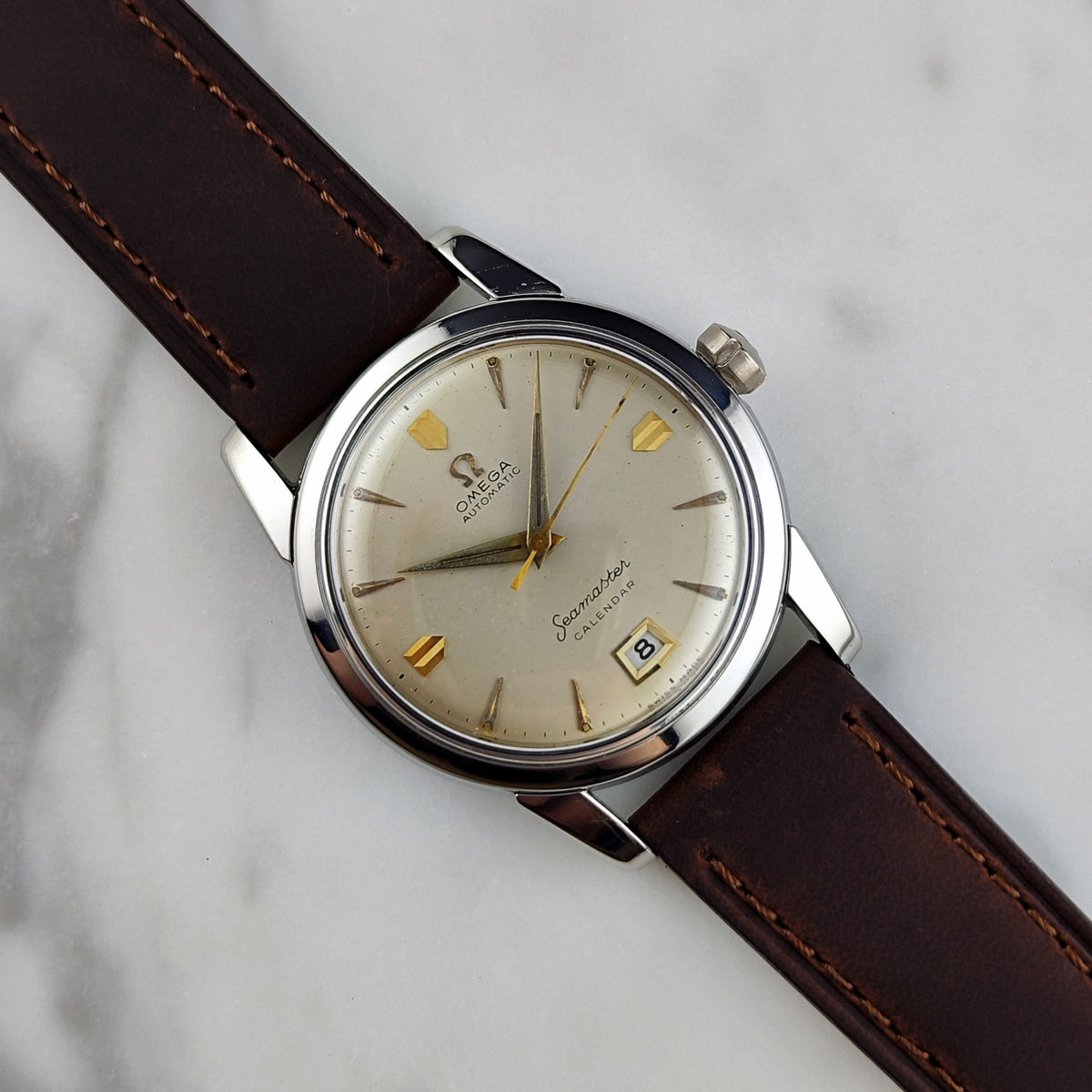 Omega Seamaster Calendar Automatic Steel White Gold Dial 1954 Serviced 10/2026 – Zifferblatt schräg mit Lederband