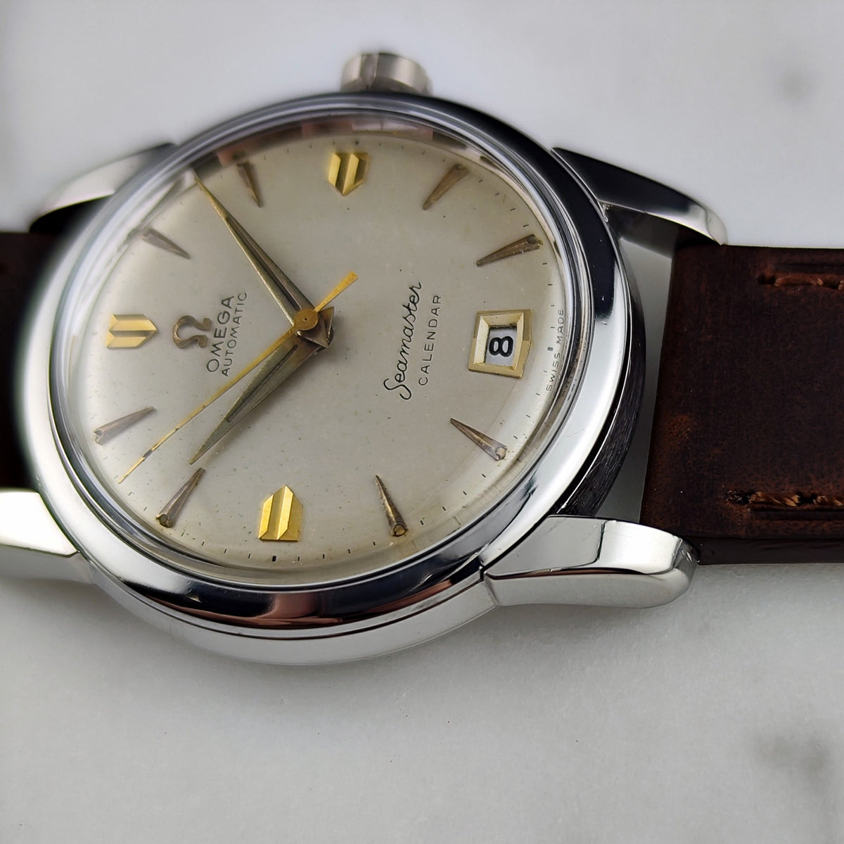 Omega Seamaster Calendar Automatic Steel White Gold Dial 1954 Serviced 10/2026 – Schrägansicht mit Krone und Datum