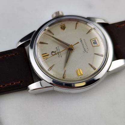 Omega Seamaster Calendar Automatic Steel White Gold Dial 1954 Serviced 10/2026 – Schrägansicht mit Zifferblatt und Datum