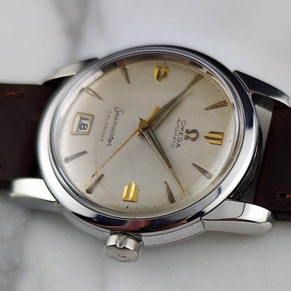 Omega Seamaster Calendar Automatic Steel White Gold Dial 1954 Serviced 10/2026 – Zifferblatt in Nahaufnahme mit Krone