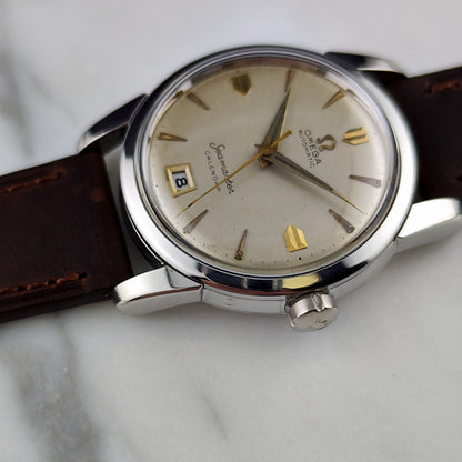 Omega Seamaster Calendar Automatic Steel White Gold Dial 1954 Serviced 10/2026 – Schrägansicht mit Zifferblatt und Krone