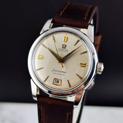 Omega Seamaster Calendar Automatic Steel White Gold Dial 1954 Serviced 10/2026 – Vorderansicht am schwarzen Hintergrund