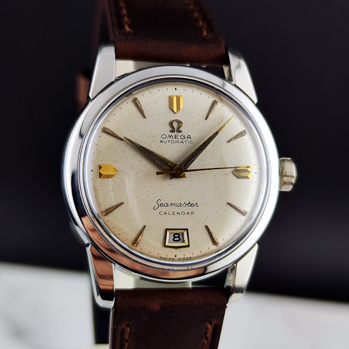 Omega Seamaster Calendar Automatic Steel White Gold Dial 1954 Serviced 10/2026 – Vorderansicht mit Zifferblatt und Datum