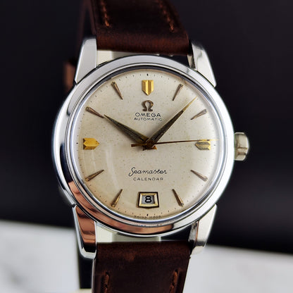 Omega Seamaster Calendar Automatic Steel White Gold Dial 1954 Serviced 10/2026 – Vorderansicht mit Zifferblatt und Datum