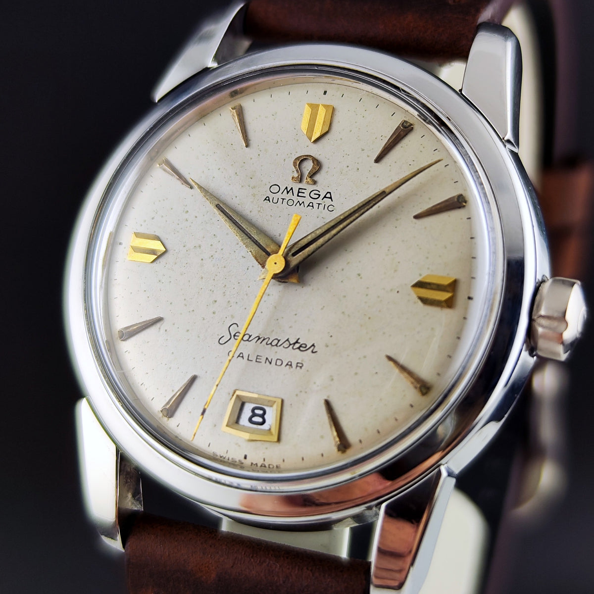 Omega Seamaster Calendar Automatic Steel White Gold Dial 1954 Serviced 10/2026 – Frontansicht Zifferblatt schräg