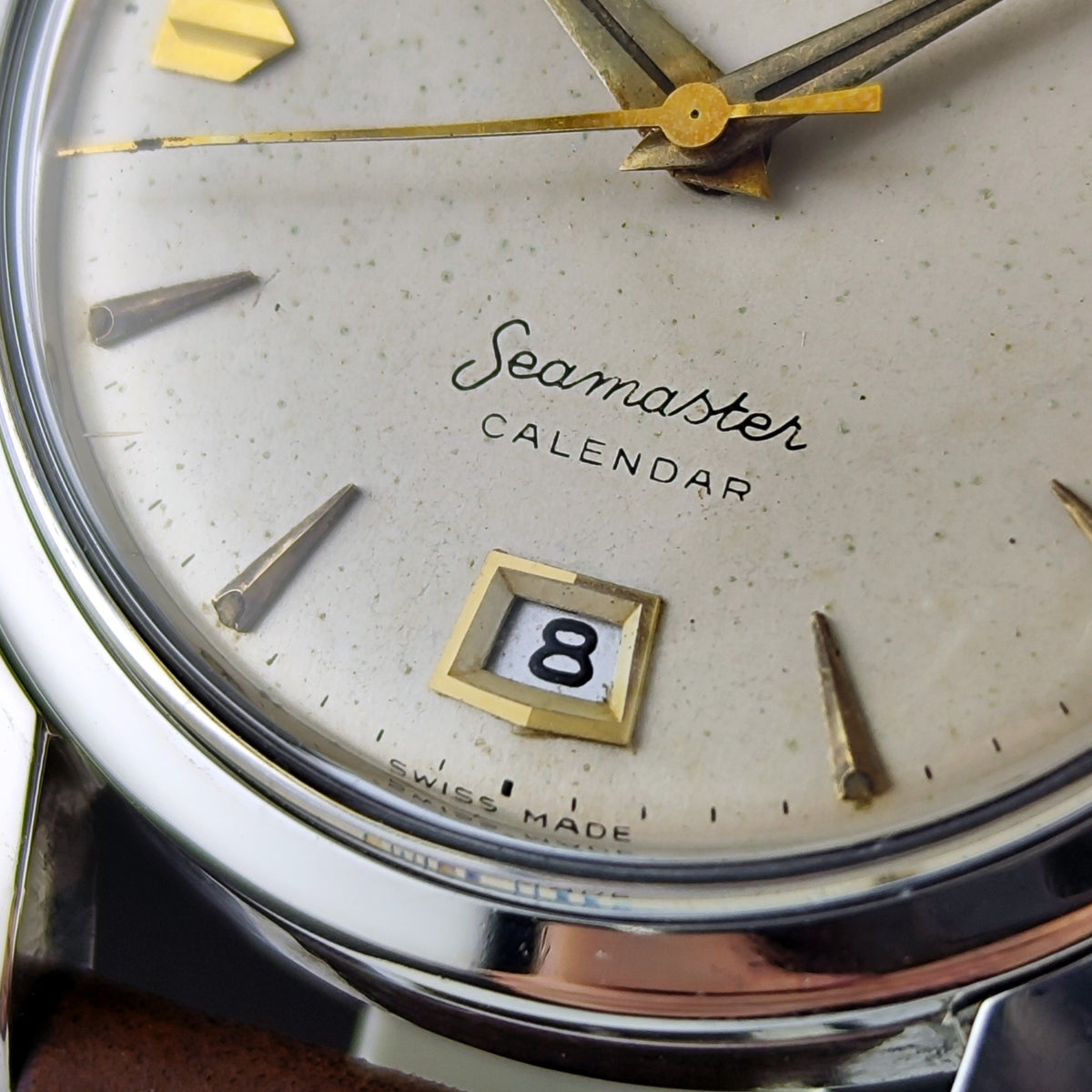 Omega Seamaster Calendar Automatic Steel White Gold Dial 1954 Serviced 10/2026 – Zifferblatt in Nahaufnahme mit Datum
