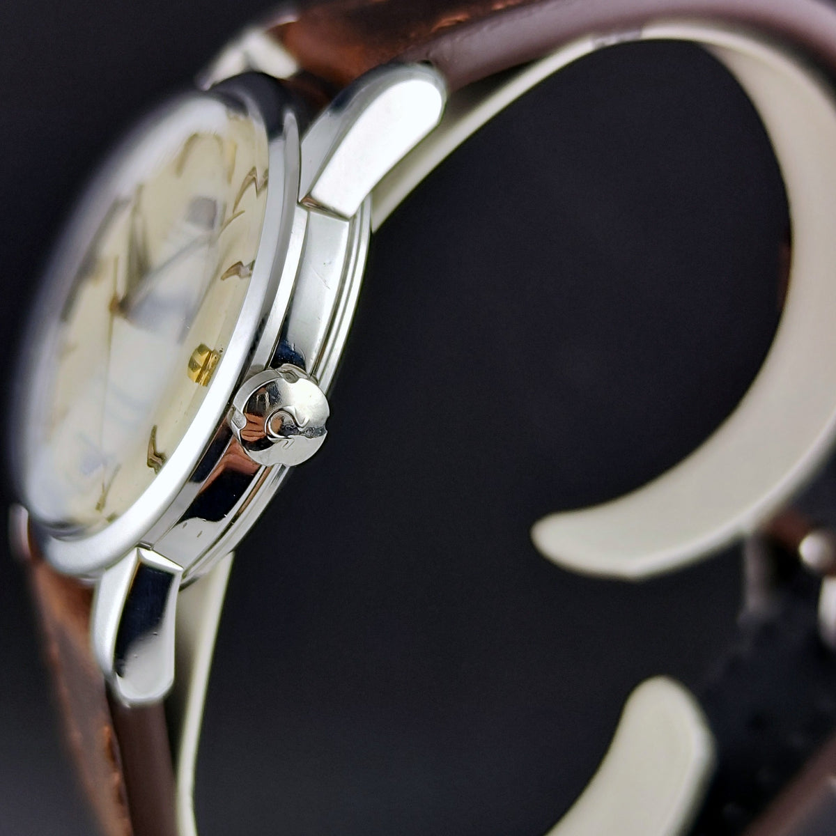 Omega Seamaster Calendar Automatic Steel White Gold Dial 1954 Serviced 10/2026 – Seitenansicht mit Krone