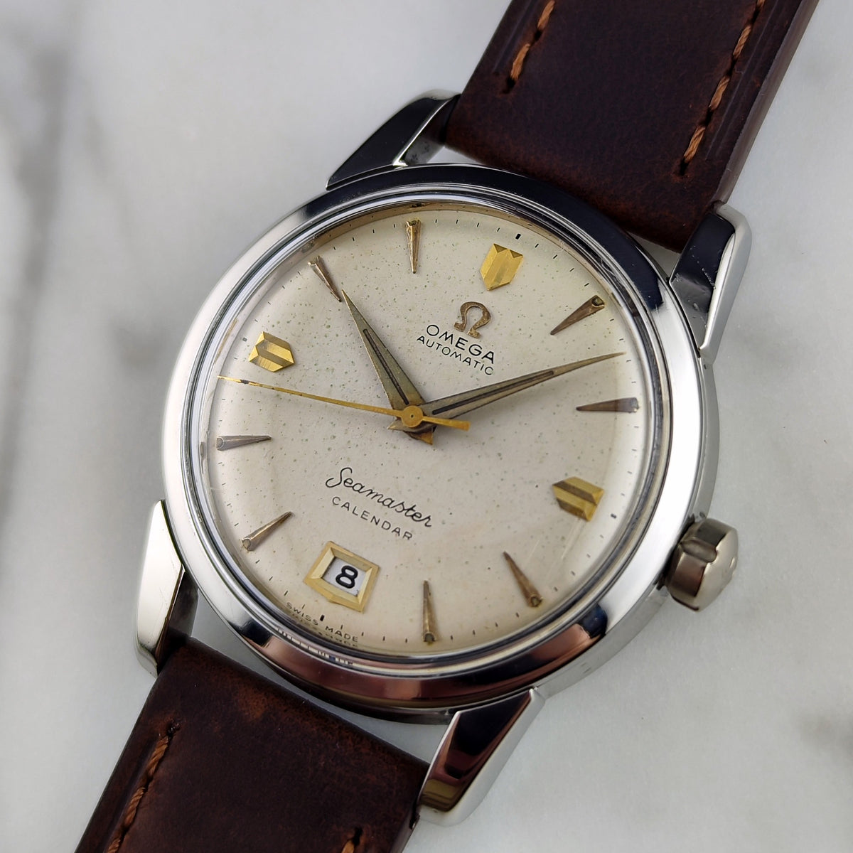 Omega Seamaster Calendar Automatic Steel White Gold Dial 1954 Serviced 10/2026 – Vorderansicht schräg auf Marmor