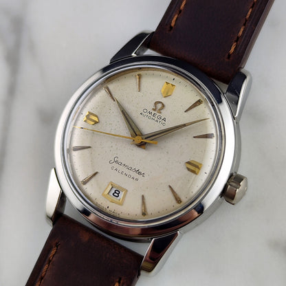 Omega Seamaster Calendar Automatic Steel White Gold Dial 1954 Serviced 10/2026 – Vorderansicht schräg auf Marmor