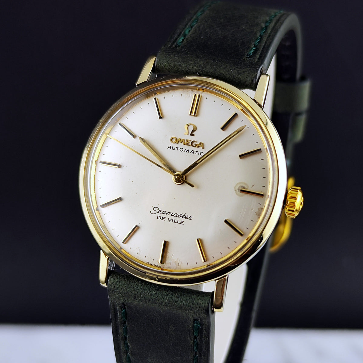 Omega Seamaster De Ville Automatic Gold White Dial 1960 Serviced 10/2026 – Vorderansicht schräg mit Krone