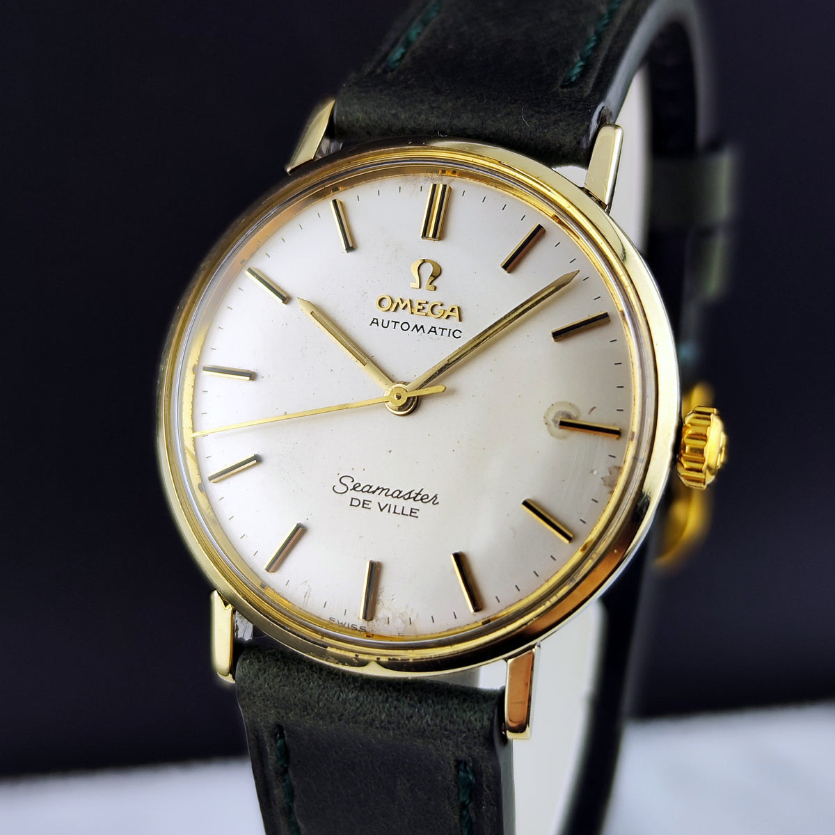 Omega Seamaster De Ville Automatic Gold White Dial 1960 Serviced 10/2026 – Schrägansicht mit Zifferblatt und Krone