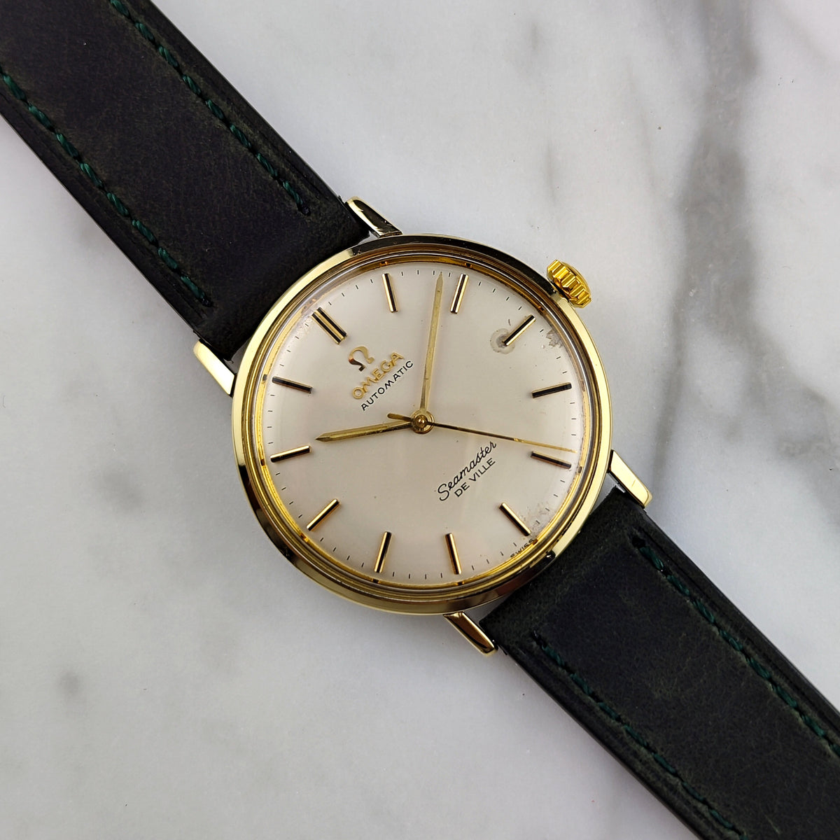Omega Seamaster De Ville Automatic Gold White Dial 1960 Serviced 10/2026 – Vorderansicht schräg auf Marmor